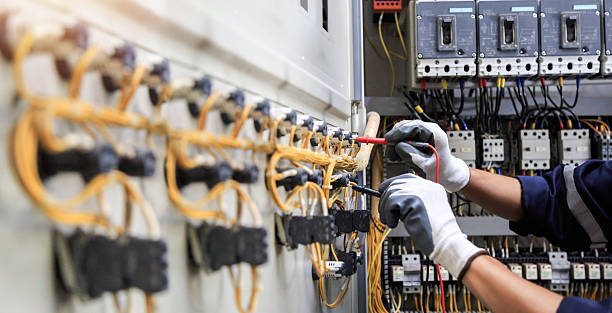 Professional Electrician technician working in Lynnville, IN